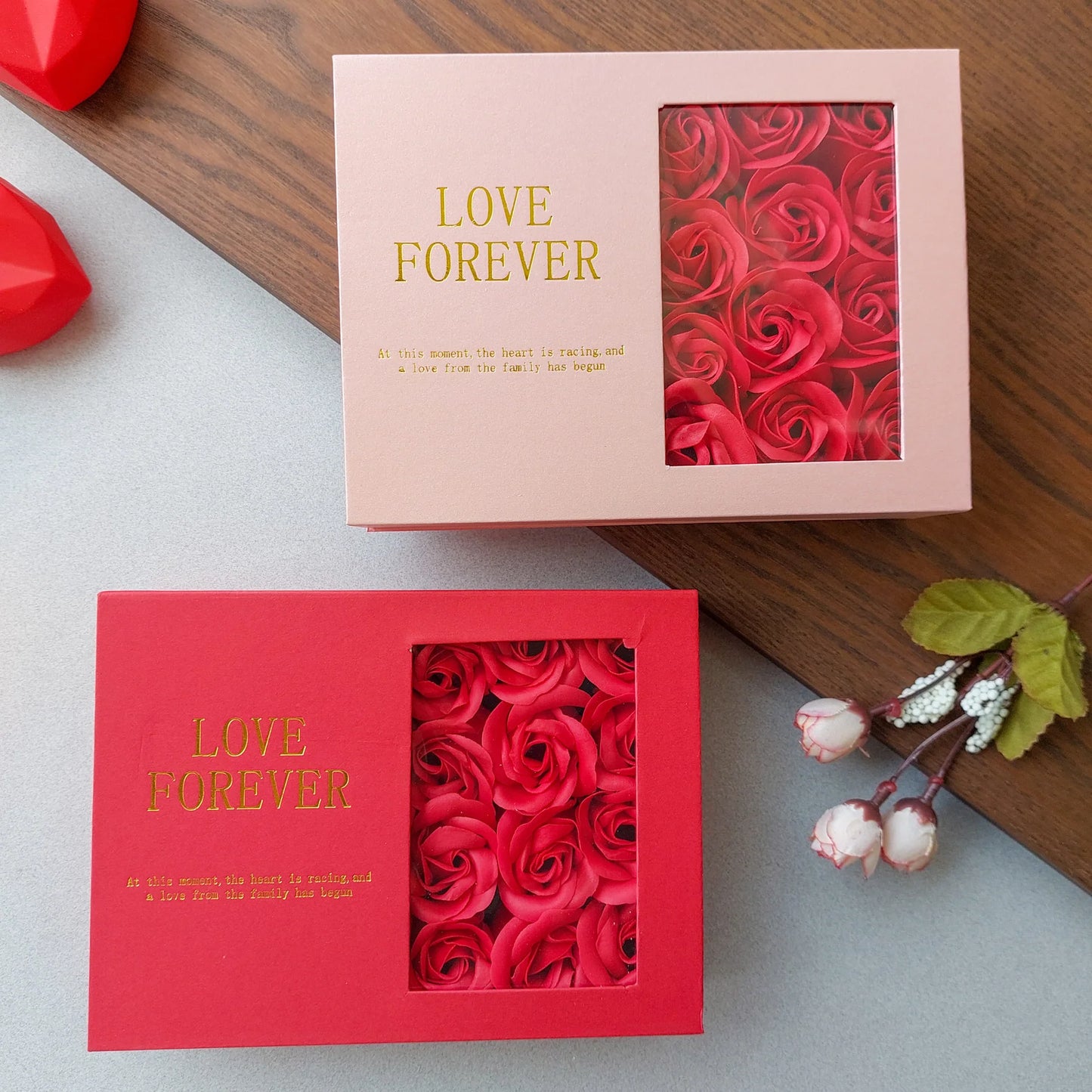 قلادة لؤلؤ راقية مع علبة ورود أنيقة