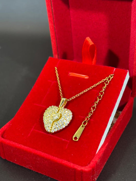 قلادة القلب الذهبي مع الإسم