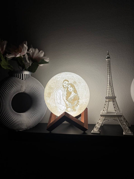 القمر المضيء بصورتك وكلماتك