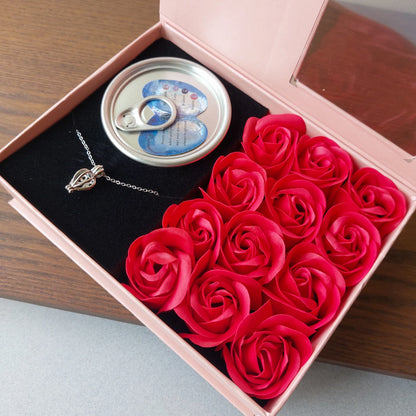 قلادة لؤلؤ راقية مع علبة ورود أنيقة